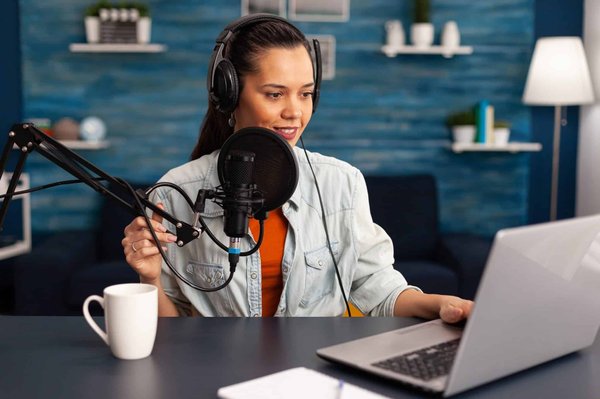 Devenir une e-girl et réussir dans le monde du streaming : guide complet pour les débutants