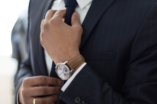 Comment trouver le costume parfait : Un guide de mode pour les coupes idéales